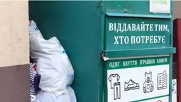 У Луцьку – переповнені соціальні контейнери: просять не залишати речі поруч (фото)