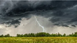 I рівень небезпечності: на Волині прогнозують грози та шквали