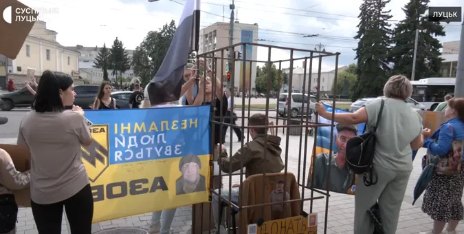 У Луцьку – акція: рідні полонених і зниклих безвісти підняли «Прапор Надії» (фото)