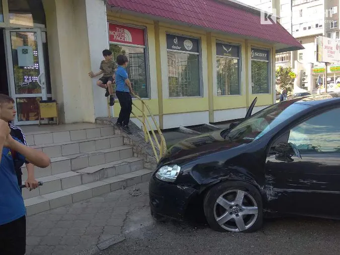У Луцьку на Соборності авто злетіло з дороги і врізалось в магазин (фото)