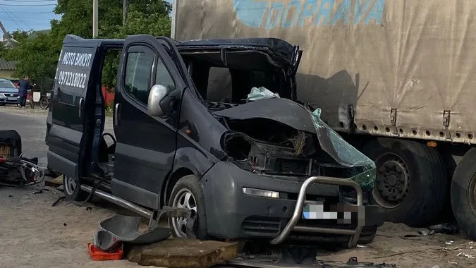 На Волині мікроавтобус влетів під вантажівку: двоє людей у лікарні (фото)