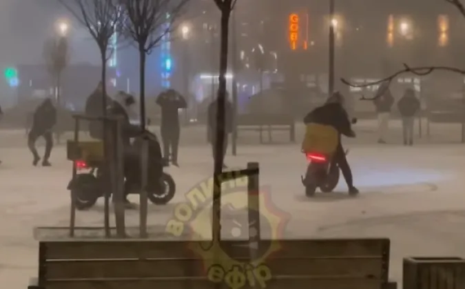 У Луцьку кур'єри Glovo влаштували парний дрифт (відео)