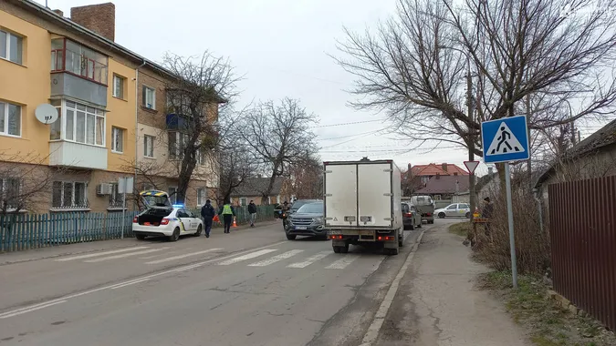 У Луцьку на перехресті легковик в'їхав у позашляховик: рух ускладнений (фото)