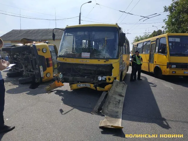 ДТП у Луцьку: маршрутка і таксі – пошкоджені, авто «газовиків» – перекинуте (фото, оновлено)