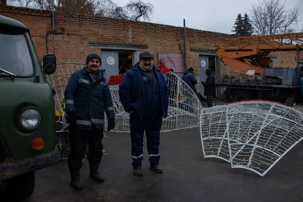 Історії навколо ялинки: хто і як прикрашає головні дерева міста (частина 2)