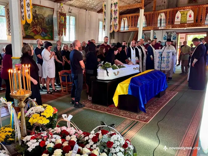 Навіки 26: у Нововолинську попрощалися з молодим Героєм Дмитром Роотом