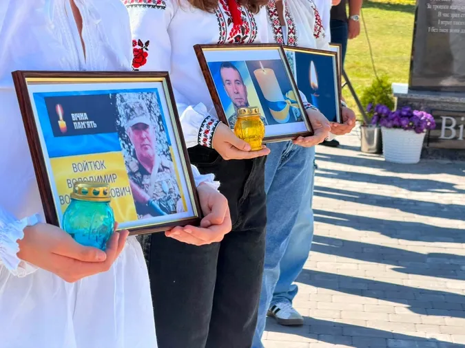 У школі на Волині відкрили памʼятний знак на честь загиблих Героїв-випускників (фото)