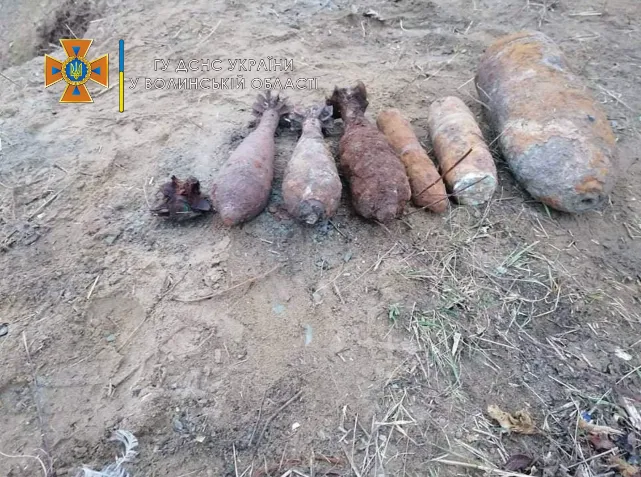 Розчищали річки: на Волині знайшли снаряди, міни і гранату (фото)