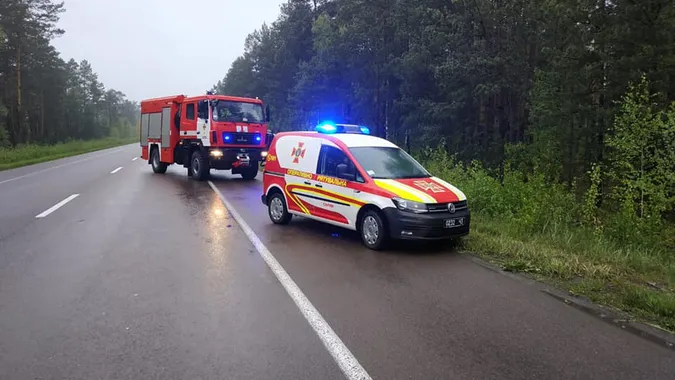 Догори колесами: на трасі Київ-Ковель перевернулася вантажівка (фото)