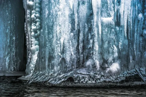 Фотограф показав неймовірні світлини замерзлих водоспадів