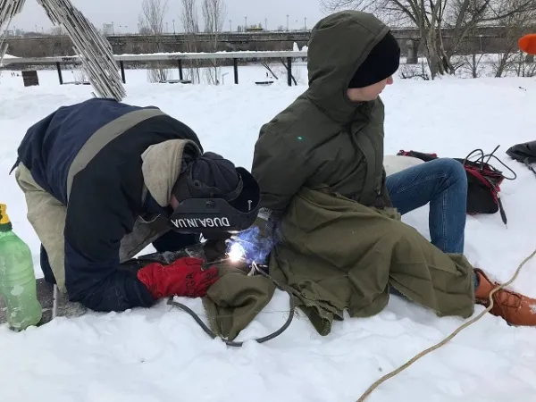 Пара закоханих прикувала одне одного ланцюгом, з яким спробує прожити три місяці (фото)