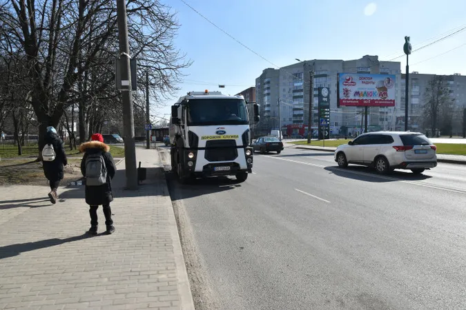 Луцьк чистять від накопиченого за зиму бруду (фото)