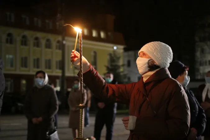Як у Свято-Троїцькому соборі вночі паски освячували (фото)