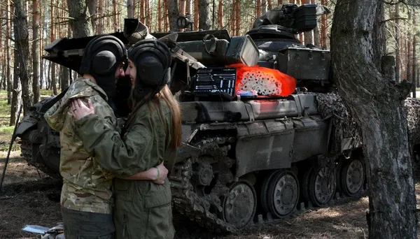 «Руки трусилися та плуталися слова»: танкіст романтично освідчився своїй коханій у її день народження (фото)