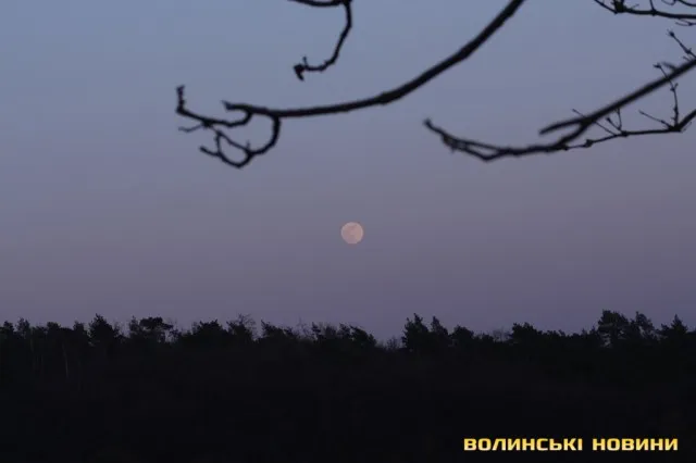 Якою на Волині побачили Суперповню або Рожевий Місяць (фото)