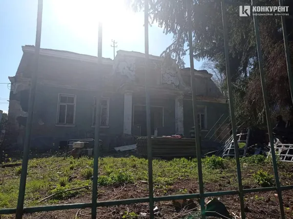 У старому будинку на Ярощука у Луцьку демонтували дах: що відбувається (фото, відео)