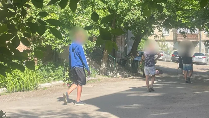 На фото – ймовірні правопорушники з квітами