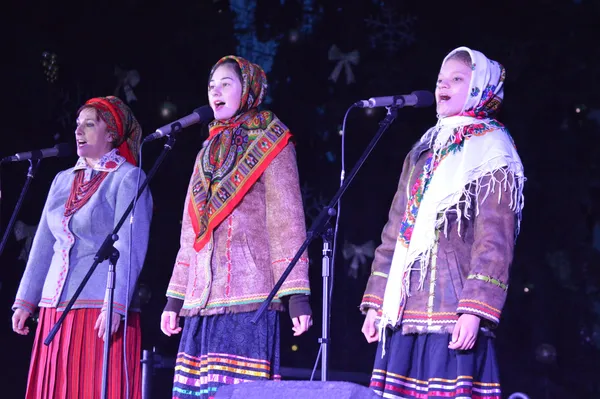 З піснями та феєрверками: у Луцьку засвітили головну ялинку