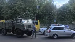 У Луцьку – незвична ДТП: ямобур врізався в легковик (відео)
