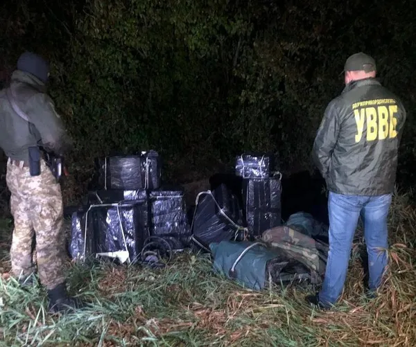 Човном до Польщі: на Волині знайшли сховок контрабандистів (фото)