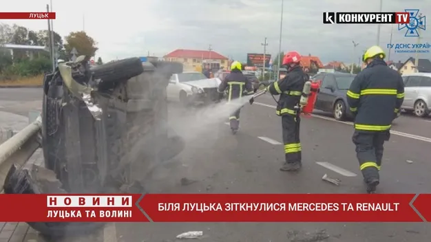 Під Луцьком зіткнулись Mercedes і Renault – пальне розлилося по дорозі (фото, відео)