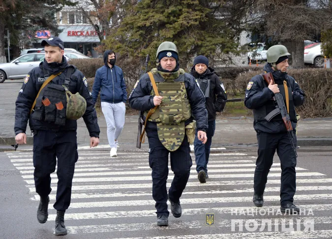 Вулиці Луцька контролюють озброєні автоматами поліцейські (фото)