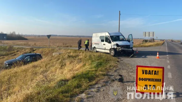 На Волині водійка «опеля» не пропустила BMW – авто з'їхало з дороги (фото)