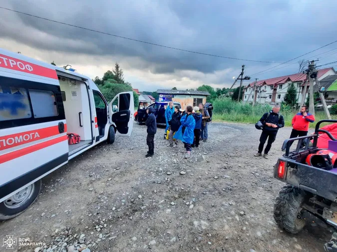 Викликали рятувальників: у Карпатах потруїлися туристи з Волині (фото)