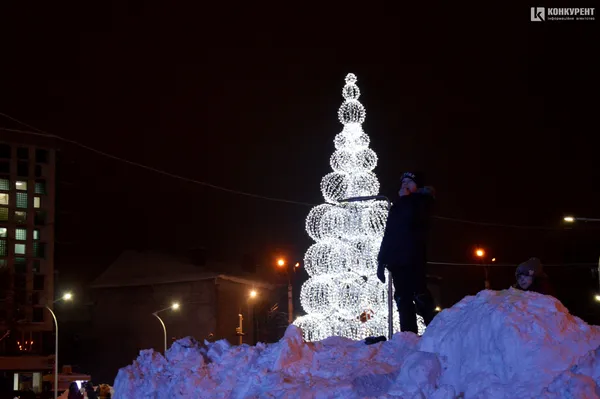 Біля «Променя» офіційно запалили 14-метрову ялинку із куль (фото)