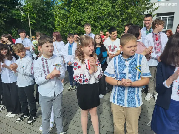 «Бо ми – люди-титани»: як у Луцькому ліцеї №10 танцювали випускний вальс (фото, відео)