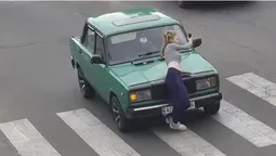 Показали момент збиття дівчини на переході в центрі Луцька (відео)