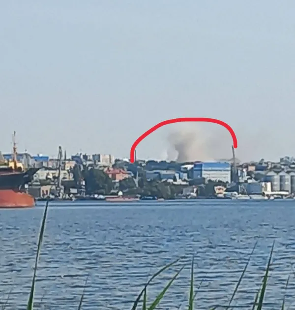 З-під завалів чутно крики росіян: у Херсоні ЗСУ влучили в російську казарму