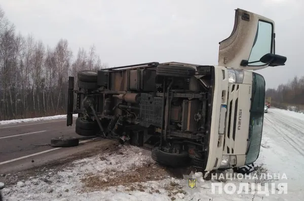 Купа брухту: на Волині легковик зіткнувся із вантажівкою (фото)