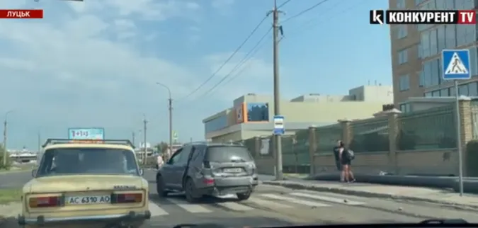 Дитина – в лікарні, три автівки – розтрощені: подробиці аварії на Карпенка-Карого в Луцьку (відео)