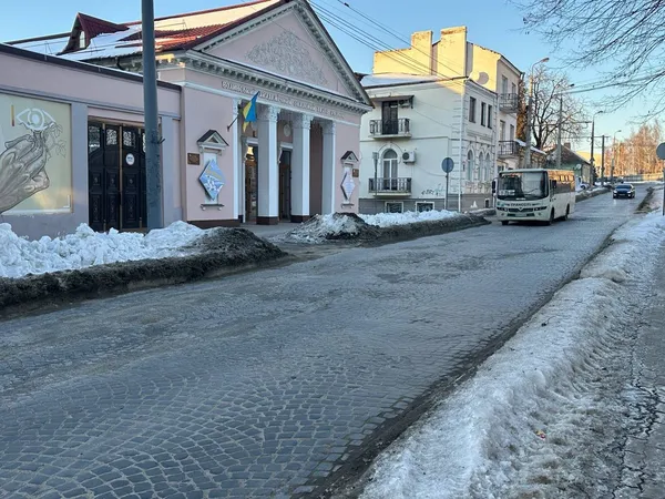 У центрі Луцька знову провалюється дорога (фото)