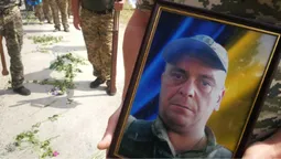 Громада зустріла навколішки: на Волині прощалися з Героєм Олексієм Омельчуком