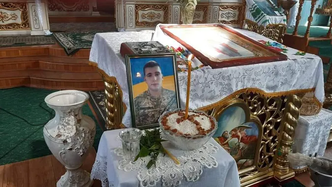 Місто зустріло на колінах: у Луцькому районі поховали молодого захисника України (фото)