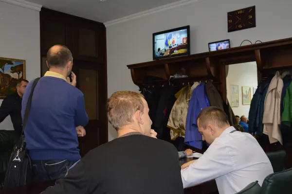 Хто не помістився у сесійній залі, той  дивиться відеотрансляцію сесії