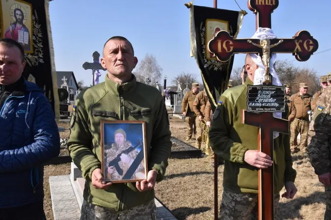 На колінах і зі сльозами: на Волині попрощались з Героєм Василем Філончуком (фото)