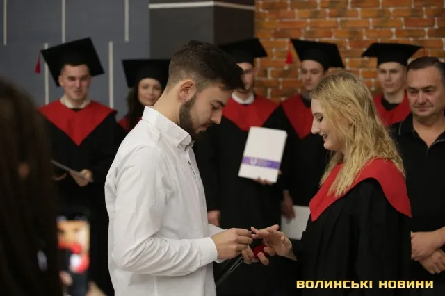 У луцькому виші під час вручення дипломів хлопець зробив пропозицію коханій (фото)