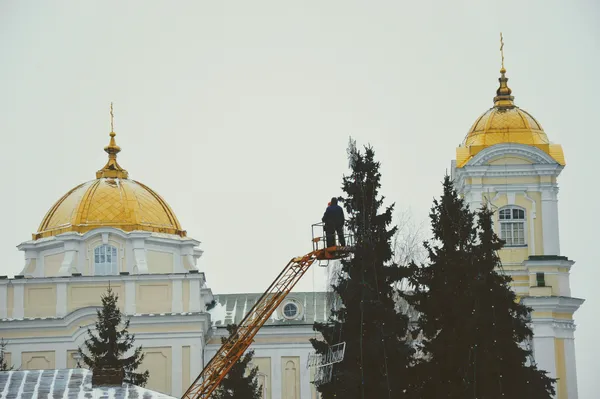 Як прикрашають новорічні ялинки в центрі Луцька (фото)