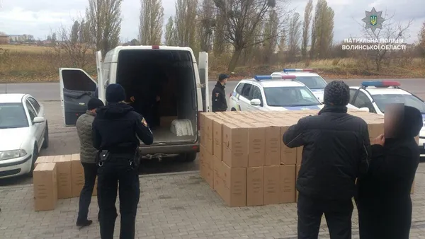 У Луцьку затримали правоохоронця, який перевозив підозрілі цигарки (фото)