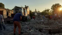 Завали розбирали всім селом: показали руйнування після збиття БПЛА на Волині