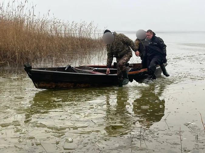 На Волині рятувальники визволили рибалок, які застрягли з пробитим човном посеред озера (фото)