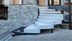 У Луцьку сходи біля ТЦ «Егоїст» «вилізли» на тротуар та заважають перехожим (фото)