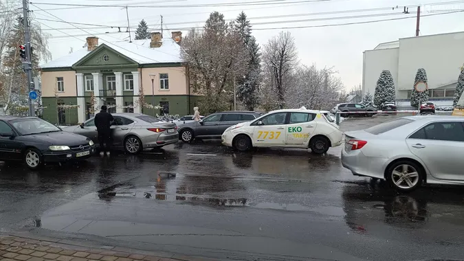 У центрі Луцька таксі «наздогнало» Lexus (фото)