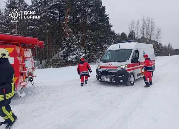 Сильні снігопади та заметені дороги: на Волині рятувальники допомогли породіллі дістатися лікарні (фото)