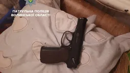 У Луцьку посеред ночі зі зброєю намагалися ввірватися в квартиру (відео) 