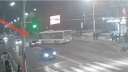 Небезпечний маневр: у Луцьку авто вискочило на зустрічну смугу, щоб не зіткнутися з маршруткою (відео)