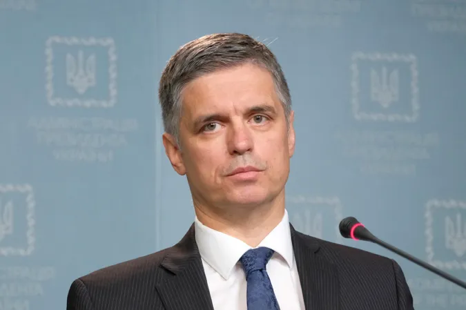 Зріжемо зарплати і пенсії, – міністр закордонних справ про «формулу Штайнмаєра»